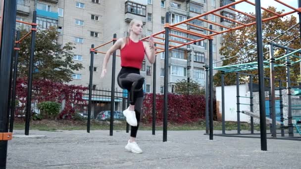 Passform bystiga kaukasiska söt kvinnlig fläck kör, sprintning på plats, slow motion — Stockvideo