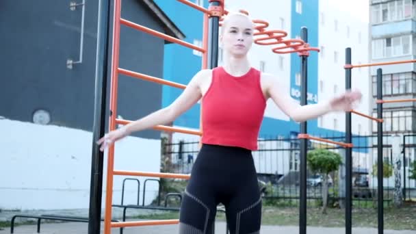 Giovane procace bella donna che esegue in piedi criss cross esercizio in abbigliamento sportivo — Video Stock