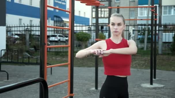Passar sportig kaukasiska söt flicka träning i sportkläder utomhus på idrottsplats — Stockvideo