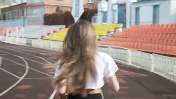 Sıska genç fitness Asyalı kadın koşucu spor giyim stadyumda koşuyor. — Stok video