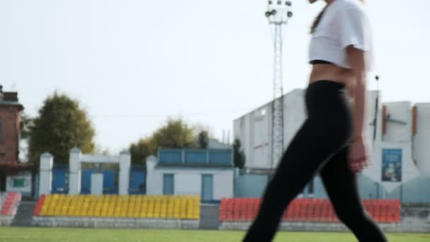 Slim fit asiatico corridore in abbigliamento sportivo inizia a correre da blocco su pista stadio — Video Stock