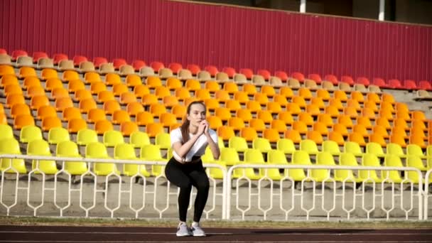 若いですスリムアジアのブルネットスポーツウェアの女性はスタジアムでスポーツ演習を行います — ストック動画