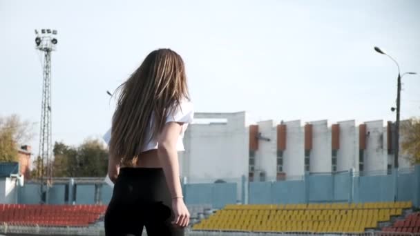 Magro jovem fitness mulher bonita corredor em sportswear correr na pista do estádio — Vídeo de Stock