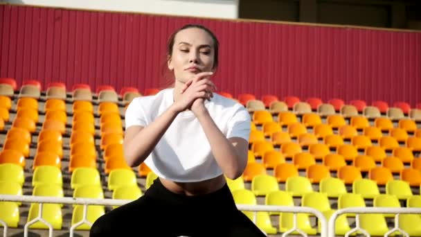 Jovem magro asiático morena feminino no sportswear faz exercícios esportivos no estádio — Vídeo de Stock