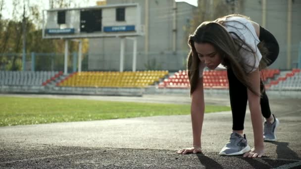 身材苗条的亚细亚跑者穿着运动服开始跑步。在体育场跑道上短跑 — 图库视频影像
