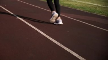 Spor giyim sektöründe koşan genç fitness koşucusunun takibi.