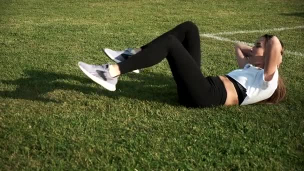 Mladý dlouhosrstý asijské fit fena dělat kolo crunches, cvičení na trávníku — Stock video