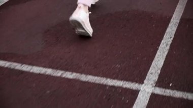 Spor giyim sektöründe koşan genç fitness koşucusunun takibi.