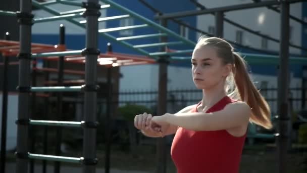 Ajuste deportivo caucásico chica bonita entrenamiento en ropa deportiva al aire libre en el campo de deportes — Vídeos de Stock