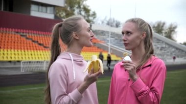 Spor salonundaki spor salonunda spor salonundaki iki tek yumurta ikizi kız kardeş.