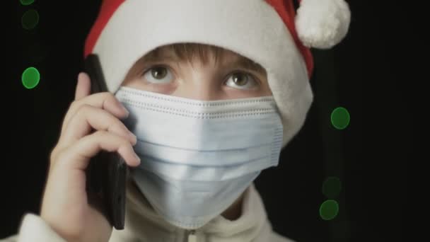 Niña Con Sombrero Rojo Santa Claus Máscara Protectora Médica Azul — Vídeos de Stock