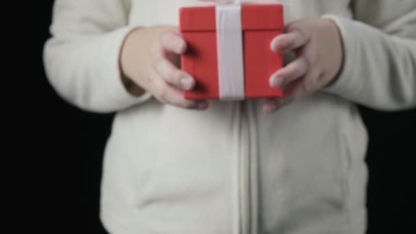 Niñas manos dando caja de regalo roja con cinta blanca. navidad, año nuevo — Vídeo de stock