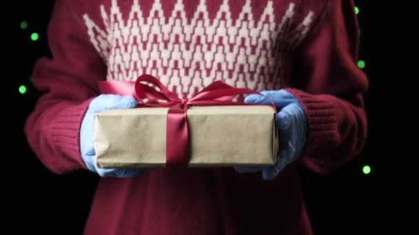 Mãos infantis dando caixa vermelha com fita branca. Natal, conceito de ano novo — Vídeo de Stock