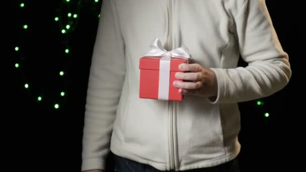 Dzieci ręka dając czerwone pudełko z białą wstążką. Boże Narodzenie, koncepcja nowego roku — Wideo stockowe