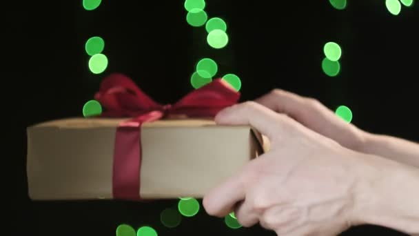 크리스마스나 생일 선물 상자에 빨간 리본을 걸어 주는 사람들 — 비디오