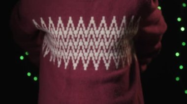 İnsanlar beyaz kurdeleli kırmızı kutuyu veriyorlar. Noel, yeni yıl konsepti