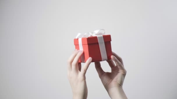 Mensenhanden met rood cadeau met lint. Kerstmis, Nieuwjaar, verjaardagsverrassing — Stockvideo