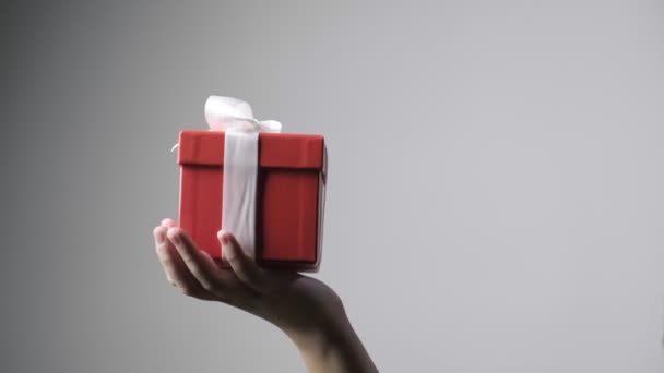 Primer Plano Las Manos Niña Pequeña Sosteniendo Regalo Rojo Con — Vídeo de stock