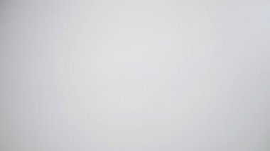 Erkeklerin elleri kırmızı kurdeleli hediyeyi tutuyor. Noel, yeni yıl, doğum günü sürprizi