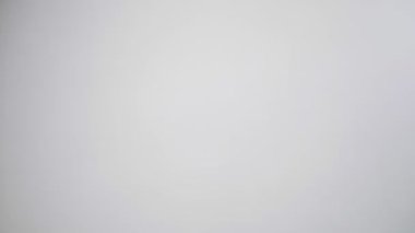Mavi koruyucu eldivenler içinde kırmızı kurdeleli hediye kutusunu tutarken yakın plan.