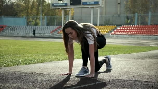 Slim fit asiático corredor en ropa deportiva se prepara para correr. corriendo en pista de estadio — Vídeos de Stock