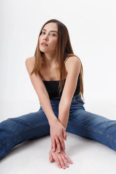 Joven Atractiva Mujer Asiática Con Pelo Largo Top Negro Pantalones — Foto de Stock