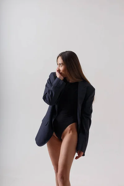 Joven atractivo asiático mujer en negro bodysuit y azul traje aislado en blanco —  Fotos de Stock