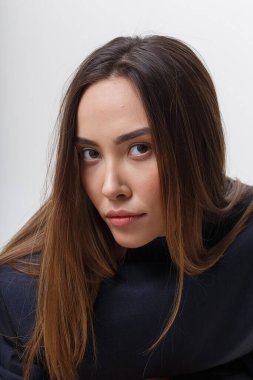 Siyah elbiseli, uzun dalgalı saçlı, çekici Asyalı kadının portresi.