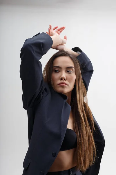 Jong aziatisch aantrekkelijk vrouw met lang haar in beha en pak op witte achtergrond — Stockfoto