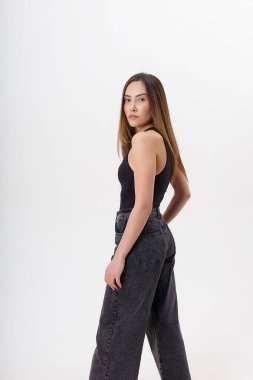 Beyaz arka planda siyah elbiseli, uzun saçlı, genç, çekici Asyalı kadın.