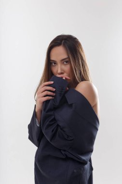 Mavi takım elbiseli genç çekici Asyalı kadın beyaz stüdyo arka planında izole edilmiş.