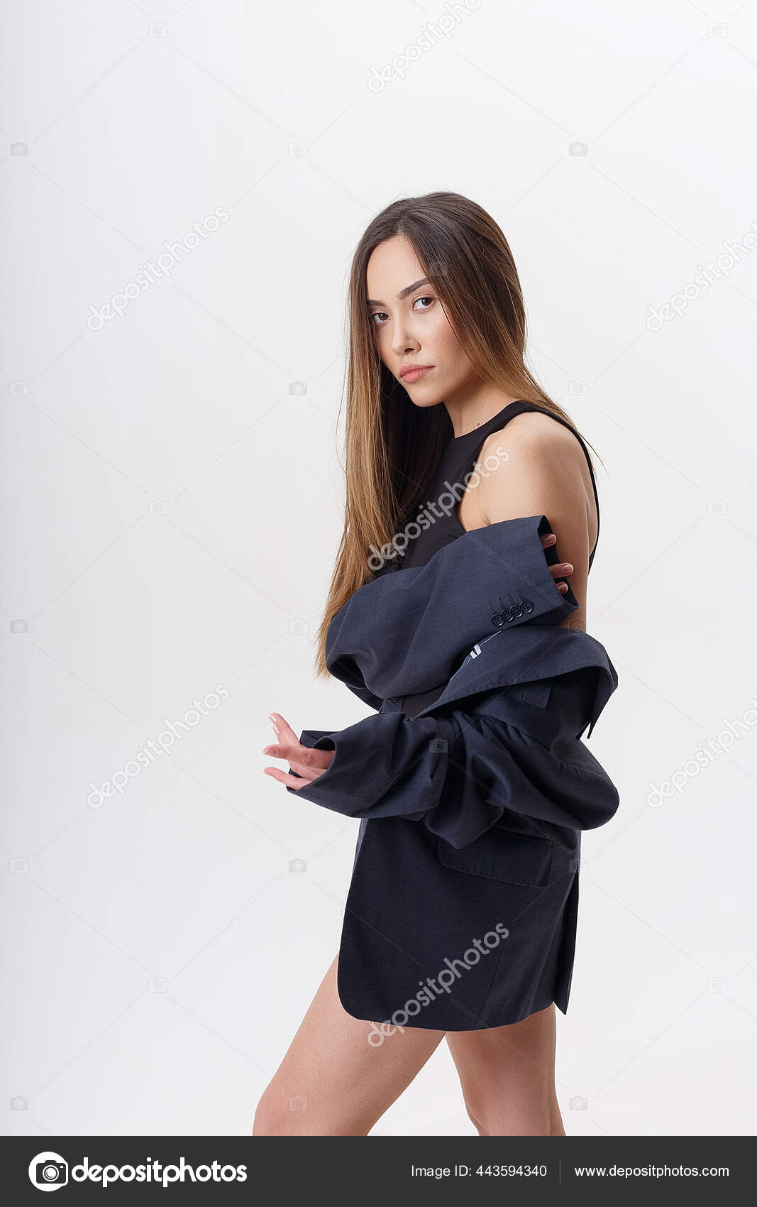 若いです魅力的なアジアの女性で黒のボディスーツと青のスーツは白に隔離された ストック写真 C Artem Zacepilin Yandex Ru 若いです魅力的なアジアの女性で黒のボディスーツと青のスーツは白に隔離された ストック写真 C Artem Zacepilin Yandex Ru