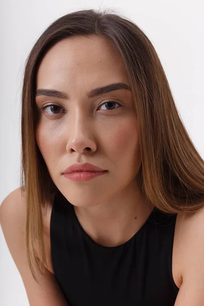 Retrato de joven atractiva mujer asiática con pelo largo y oscuro en ropa negra — Foto de Stock