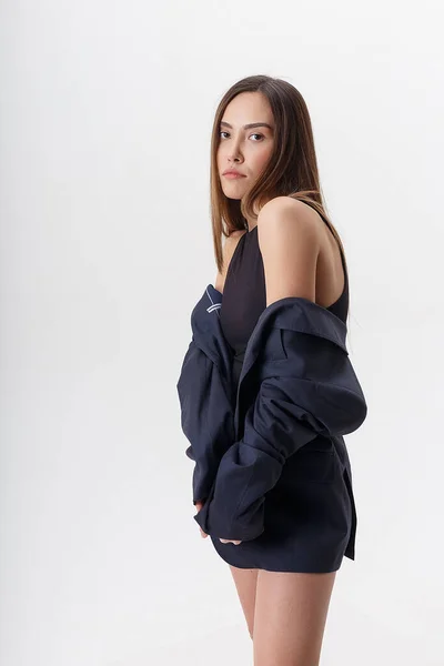Jong aantrekkelijk aziatische vrouw in zwart bodysuit en blauw pak geïsoleerd op wit — Stockfoto