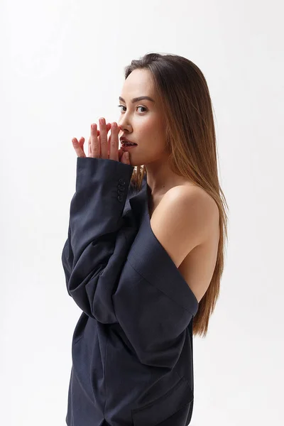 Junge attraktive asiatische Frau im blauen Anzug isoliert auf weißem Studiohintergrund — Stockfoto