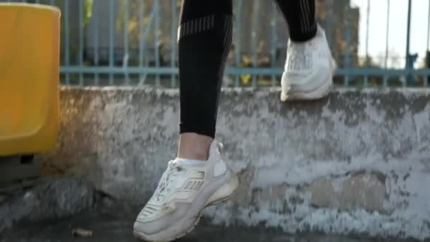 Slim jovem corredor fitness em sportswear correndo para baixo da escada, tiro de acompanhamento — Vídeo de Stock