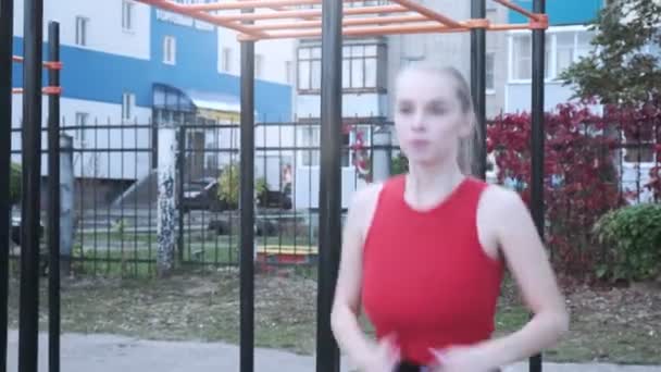 Fit Kaukasische mooie vrouw in rode sportkleding vlek lopen, sprinten op zijn plaats — Stockvideo