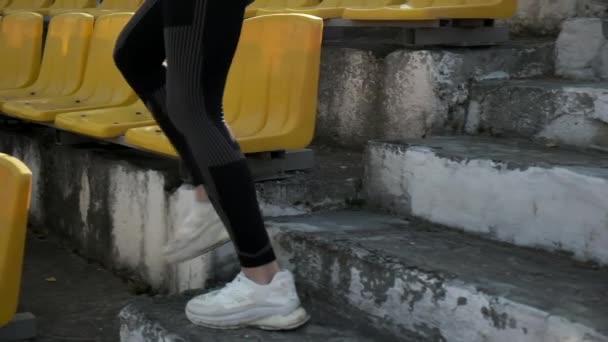 Sportliches Weibchen in Activwear trinkt nach dem Training Wasser aus Plastikflasche — Stockvideo