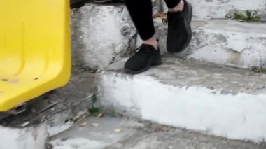 Spor giyimli sıska spor koşucusunun merdivenden aşağı koşuşunun ön görüntüsü.