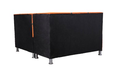 Beyaz arka planda metal krom bacaklı ofis kanepesi.