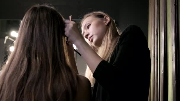 Attrayant maquilleur caucasien faire maquillage pour jeune femme dans le salon de beauté — Video