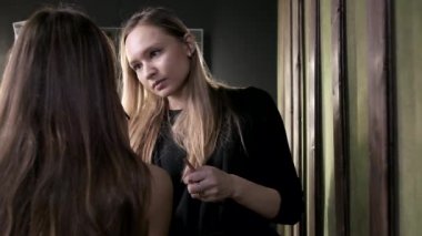 Çekici beyaz makyaj sanatçısı güzellik salonunda genç bir bayan için makyaj yapıyor.