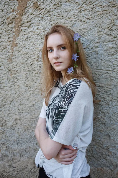Vacker ung kvinna i blus, porträtt av söt attraktiv kaukasisk modell — Stockfoto