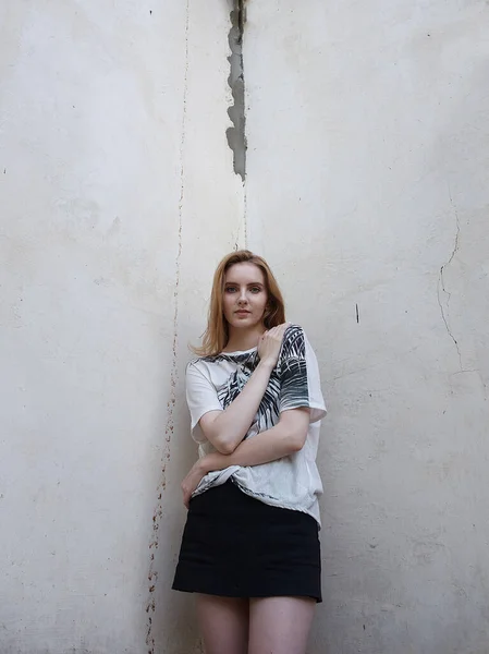 Vacker ung kvinna i blus och kjol, söt attraktiv kaukasisk modell — Stockfoto