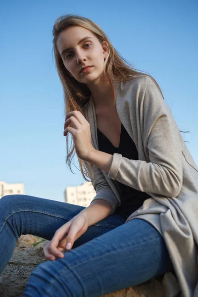 Kaukasisk smal natur attraktiv kvinnlig modell med slutna ögon på solig dag — Stockfoto