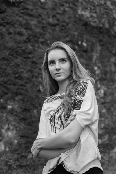 Caucasien maigre naturel attrayant modèle féminin se tient devant mur de pierre — Photo