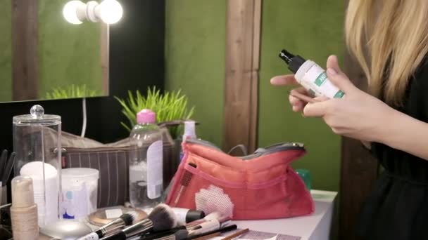 Penata rias penyemprotan deva florum antiseptic pada pensil bibir di salon kecantikan — Stok Video