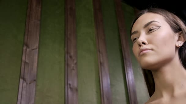 Nahaufnahme Porträt der jungen attraktiven brünetten asiatischen Frau mit kreativem Make-up — Stockvideo