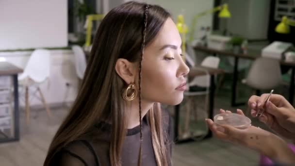 Trucco artista fare su per attraente giovane asiatico femmina in bellezza salone — Video Stock