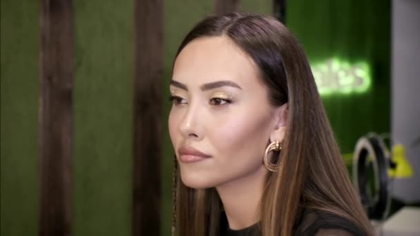 Mladá brunetka asijské hezká dívka s perfektní pletí a make-up v salonu krásy — Stock video